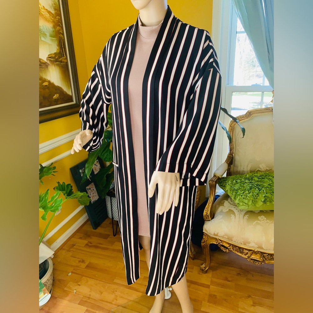 FOREVER 21 OPEN-FRONT CARDIGAN SMALL/can be Medium.